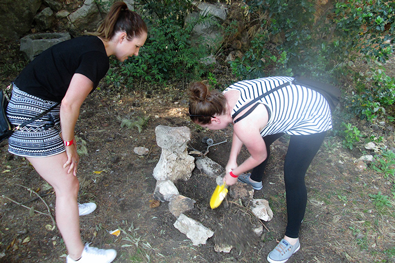 Team collaborating to complete Zadar treasure hunt tasks