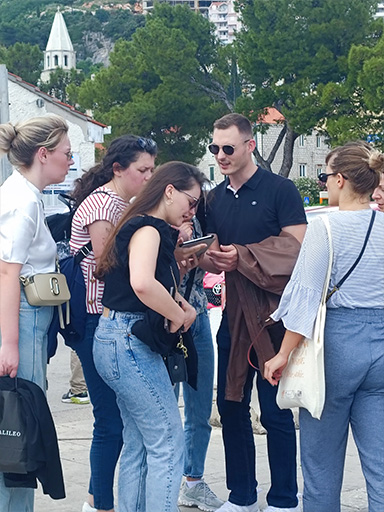 Group exploring Zadar with tablets in interactive GPS game
